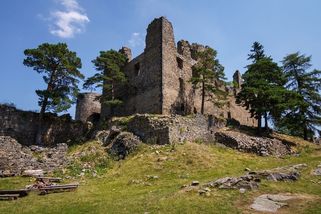 Opičí hrad v Českém středohoří? Helfenburk láká na legendu, lesy a dobrovolné vstupné - Médium.cz
